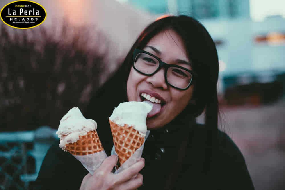 mujer comiendo helado