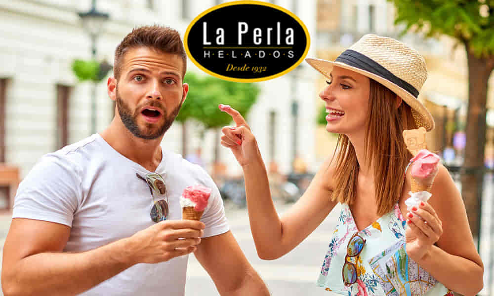 una pareja comiendo helado de helados la perla