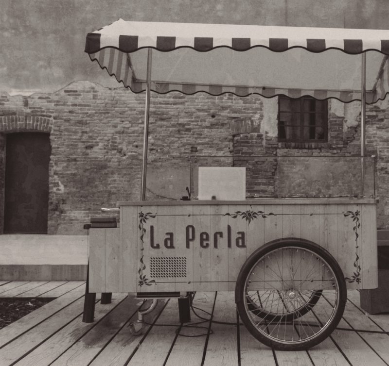 Foto antigua de un carro de helados de los inicial de las heladerías artesanales de La Perla