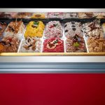 Una vitrina con productos para heladerías y cafeterías de La Perla