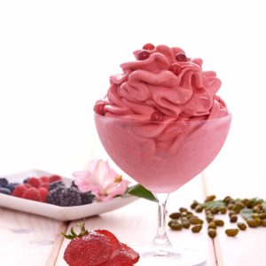 helado de fresa servido en una copa