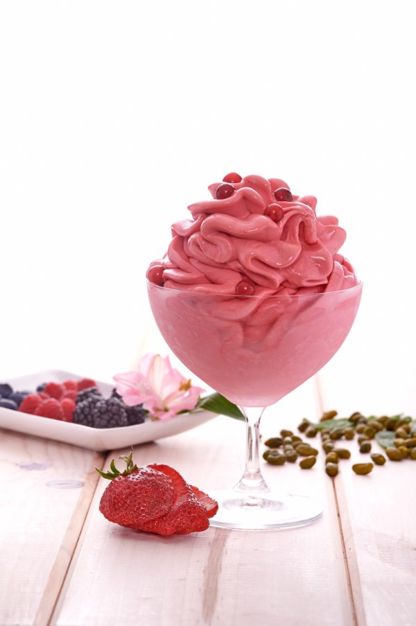 helado de fresa servido en una copa