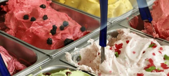 Distintos sabores de helado en cubetas.