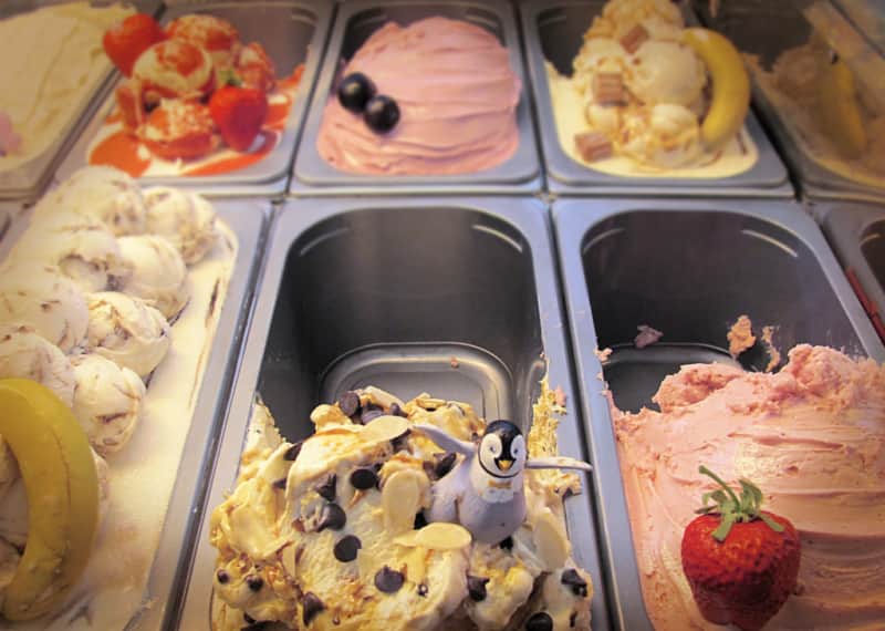 Cubetas de una heladería con los  sabores de helados más raros que existen.