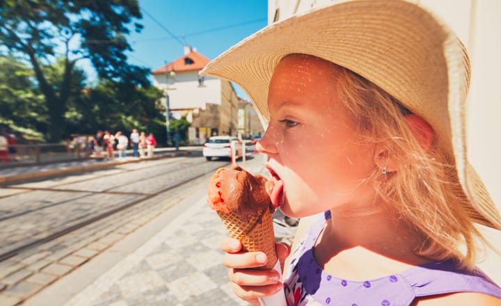 una niña comiendo helado de chocolate