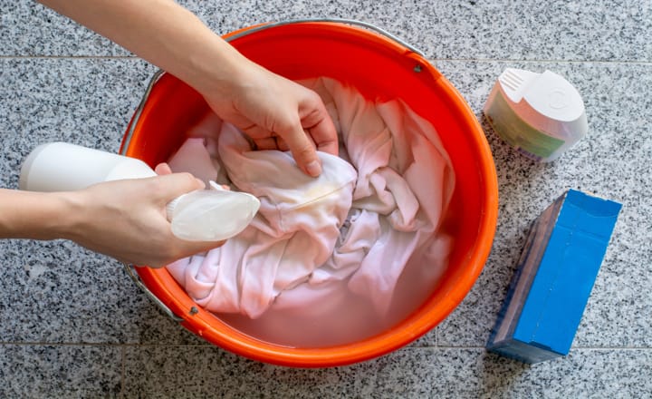 una persona limpiando ropa con manchas de helado