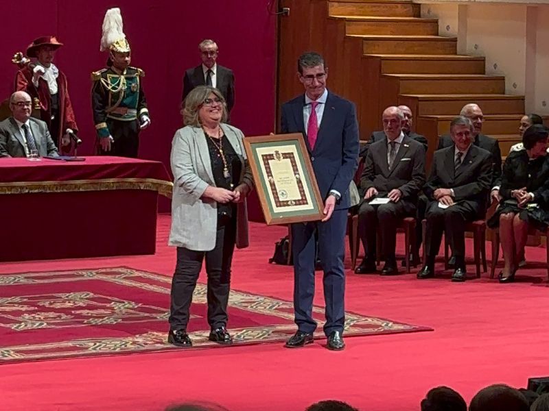 recogida del Diploma al Mérito de la ciudad de Granada