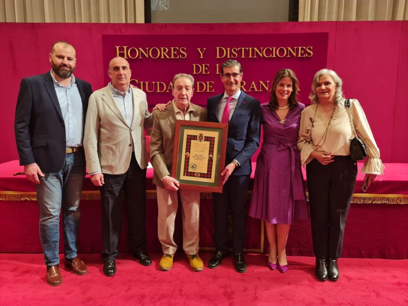 familia de Helados La Perla junto al Diploma al Mérito de la ciudad de Granada